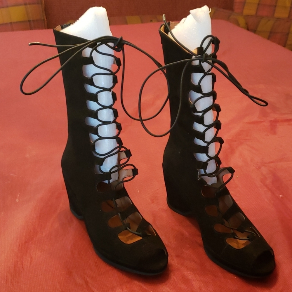 L'Amour DesPieds  calf high sandal wit